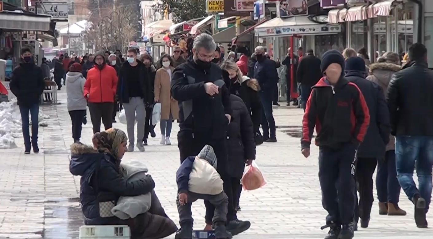 ОХРИД ЗА ПРАЗНИЦИТЕ Е ПОЛН СО ПИТАЧИ, СЕ НОСАТ НА ПЕЧАЛБА ОД СИТЕ ГРАДОВИ, ВЕЛИ ЗДРУЖЕНИЕТО „ГРАДИМЕ ИДНИНА“ КОЕ ГИ СПАСУВА ДЕЦАТА ОД ПИТАЧЕЊЕ