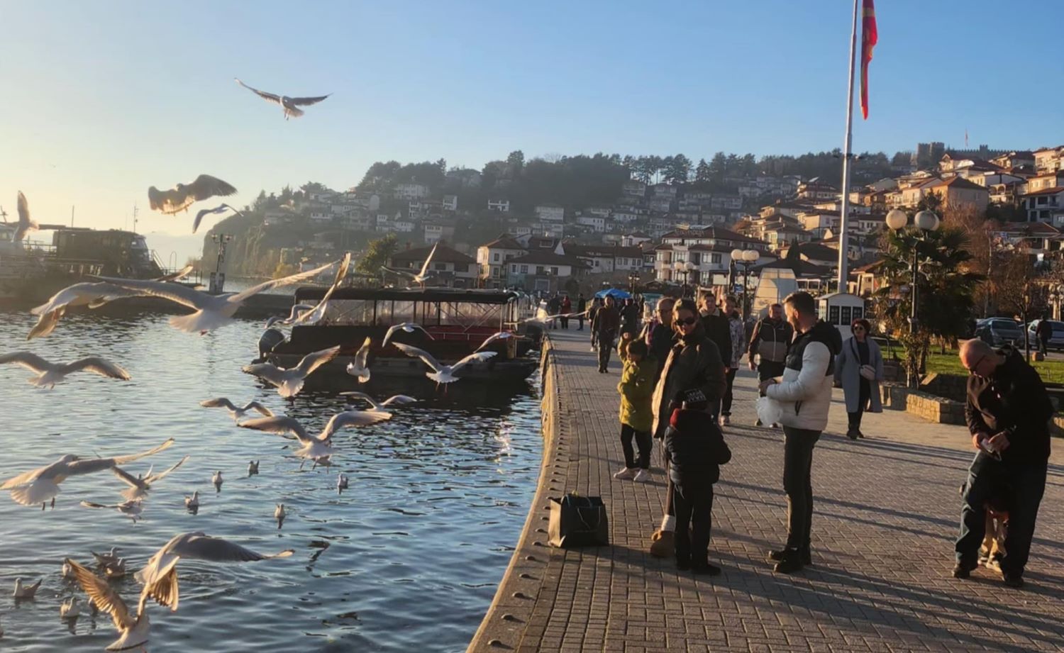ГОСТИТЕ ОД БУГАРИЈА И ГРЦИЈА НАЈБРОЈНИ ВО ОХРИД И СТРУГА ЗА НОВА ГОДИНА, ЦЕНАТА ВО ХОТЕЛИТЕ ОД 50 ДО 100 ЕВРА ПО ЧОВЕК ГОСТИТЕ ОД БУГАРИЈА И ГРЦИЈА НАЈБРОЈНИ ВО ОХРИД И СТРУГА ЗА НОВА ГОДИНА, ЦЕНАТА ВО ХОТЕЛИТЕ ОД 50 ДО 100 ЕВРА ПО ЧОВЕК
