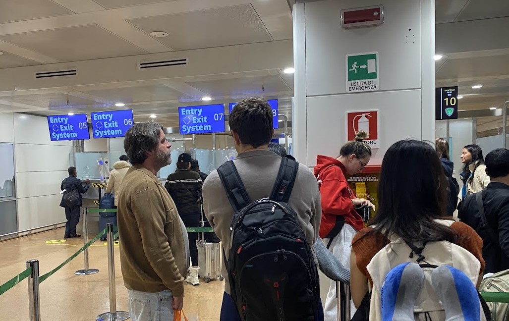 НОВИОТ СИСТЕМ ЗА ВЛЕЗ И ИЗЛЕЗ ОД ЕУ ПРЕДИЗВИКА РЕДИЦИ И ЧЕКАЊА ДО ТРИ ЧАСА НА ЕВРОПСКИТЕ АЕРОДРОМИ