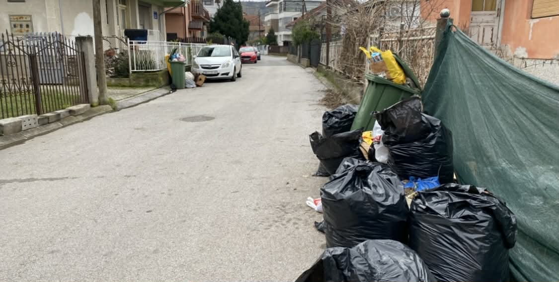 ДЕСЕТТИ ДЕН НЕ Е СОБРАНО ЃУБРЕТО ОД КАНТИТЕ ВО СКОПСКИ ХРОМ