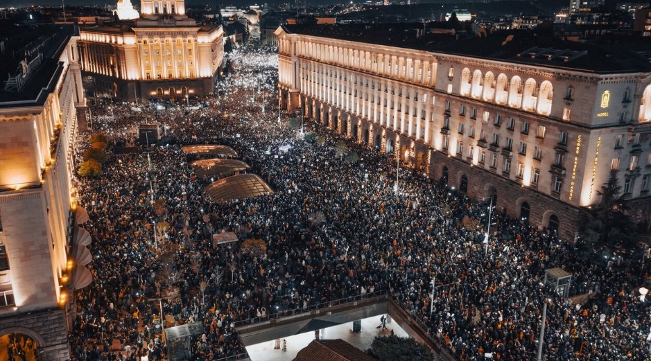 ДЕСЕТИЦИ ИЛЈАДИ БУГАРИ ПРОТЕСТИРААТ ПРОТИВ КОРУПЦИЈА И БАРААТ ОСТАВКА НА ВЛАДАТА ДЕСЕТИЦИ ИЛЈАДИ БУГАРИ ПРОТЕСТИРААТ ПРОТИВ КОРУПЦИЈА И БАРААТ ОСТАВКА НА ВЛАДАТА