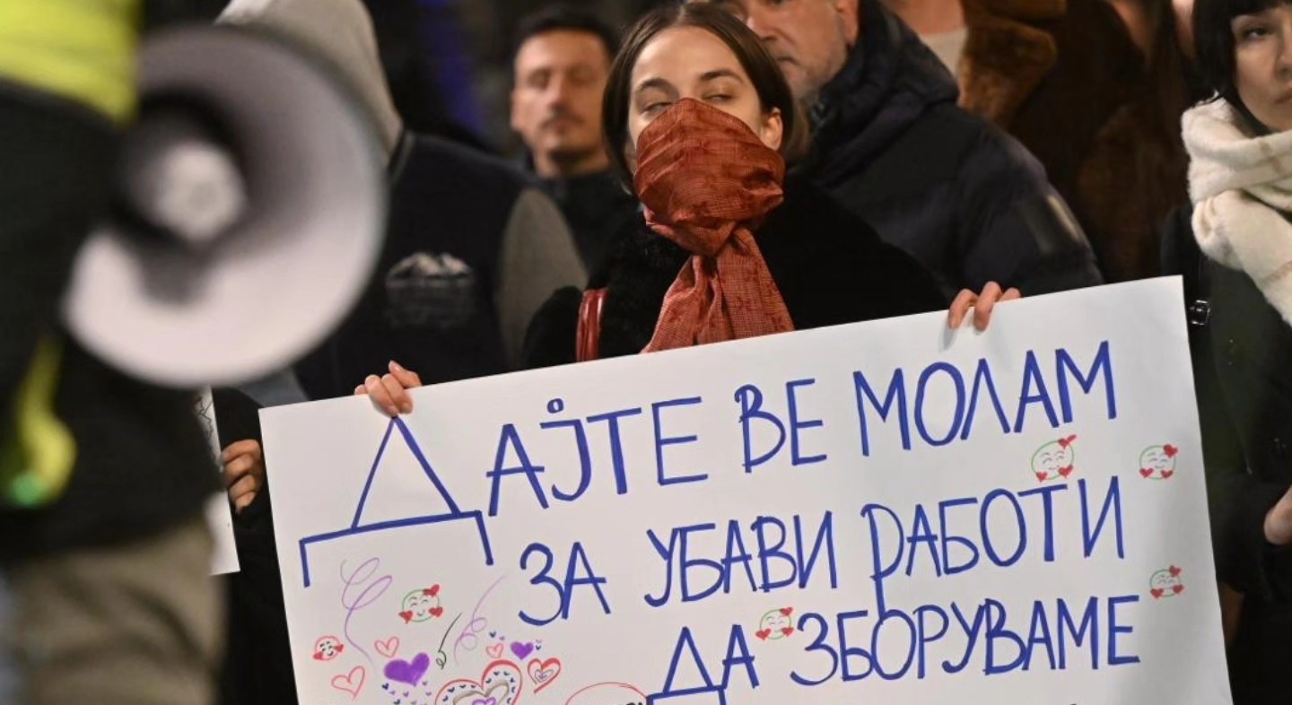 „УСЈЕ“ НЀ ТРУЕ, ВЕДНАШ ДА СЕ ДИСЛОЦИРА, ПОБАРАА ГРАЃАНИТЕ НА ПРОТЕСТОТ ВО СКОПЈЕ