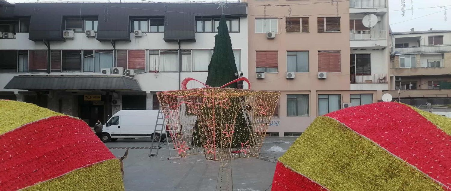 ПОСТАВЕНА ГОЛЕМА НОВОГОДИШНА ЕЛКА НА ПЛОШТАДОТ ВО ШТИП, ЦЕЛ ДЕКЕМВРИ ЌЕ ИМА БАЗАР И НОВОГОДИШНА ПРОГРАМА