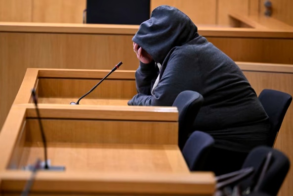 ГЕРМАНЕЦ ДОБИ ОСУМ И ПОЛ ГОДИНИ ЗАТВОР ЗАШТО ЈА ДРОГИРАЛ И СИЛУВАЛ СОПРУГАТА, А СНИМКИТЕ ГИ СПОДЕЛУВАЛ НА ИНТЕРНЕТ