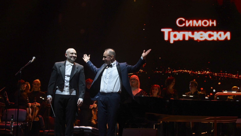 ДА СЕ САКАМЕ И ПОЧИТУВАМЕ ЗА ДА НИ БИДЕ ПОУБАВО И ДА НЀ ПОЧИТУВААТ ПОВЕЌЕ ДРУГИТЕ, РЕЧЕ СИМОН ТРПЧЕСКИ НА СЛАВЕНИЧКИОТ КОНЦЕРТ