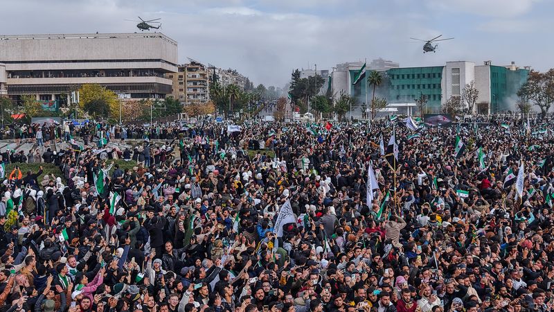 СИРИЈА СЛАВИ ЕДНА ГОДИНА ОД ПАДОТ НА РЕЖИМОТ НА АСАД, НАД 3 МИЛИОНИ БЕГАЛЦИ СЕ ВРАТИЈА ДОМА