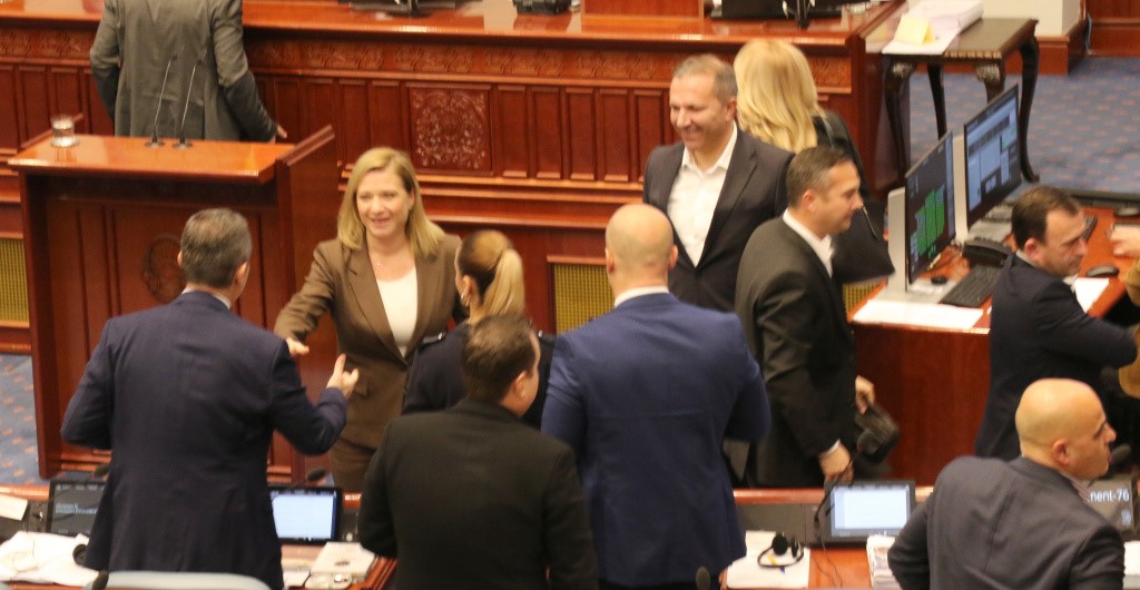 СДСМ ЈА НАПУШТИ СЕДНИЦАТА ПОРАДИ ТОЧКАТА ЗА ОСУДА И КРИВИЧНО ГОНЕЊЕ НА ОПОЗИЦИЈАТА ОТИ ЗБОРУВАЛА ЗА МИГРАНТСКИ КАМПОВИ, А ТАЛАТ ЏАФЕРИ ГИ ПРАША ВМРО-ДПМНЕ И ВЛЕН „ВИЕ ЛИ ЌЕ КАЖЕТЕ КОЈ ЌЕ ПОДЛЕЖИ НА КРИВИЧНА ОДГОВОРНОСТ?“ СДСМ ЈА НАПУШТИ СЕДНИЦАТА ПОРАДИ ТОЧКАТА ЗА ОСУДА И КРИВИЧНО ГОНЕЊЕ НА ОПОЗИЦИЈАТА ОТИ ЗБОРУВАЛА ЗА МИГРАНТСКИ КАМПОВИ, А ТАЛАТ ЏАФЕРИ ГИ ПРАША ВМРО-ДПМНЕ И ВЛЕН „ВИЕ ЛИ ЌЕ КАЖЕТЕ КОЈ ЌЕ ПОДЛЕЖИ НА КРИВИЧНА ОДГОВОРНОСТ?“