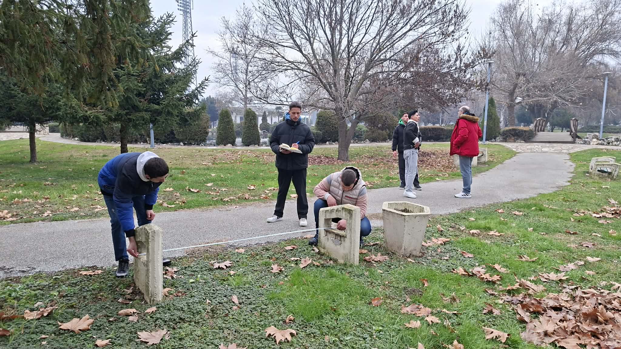 СРЕДНОШКОЛЦИ ОД СТРУМИЦА НА ЧАСОВИТЕ ПО ПРАКТИЧНА НАСТАВА ЌЕ ГИ ОБНОВУВААТ ОШТЕТЕНИТЕ КЛУПИ НИЗ ГРАДОТ