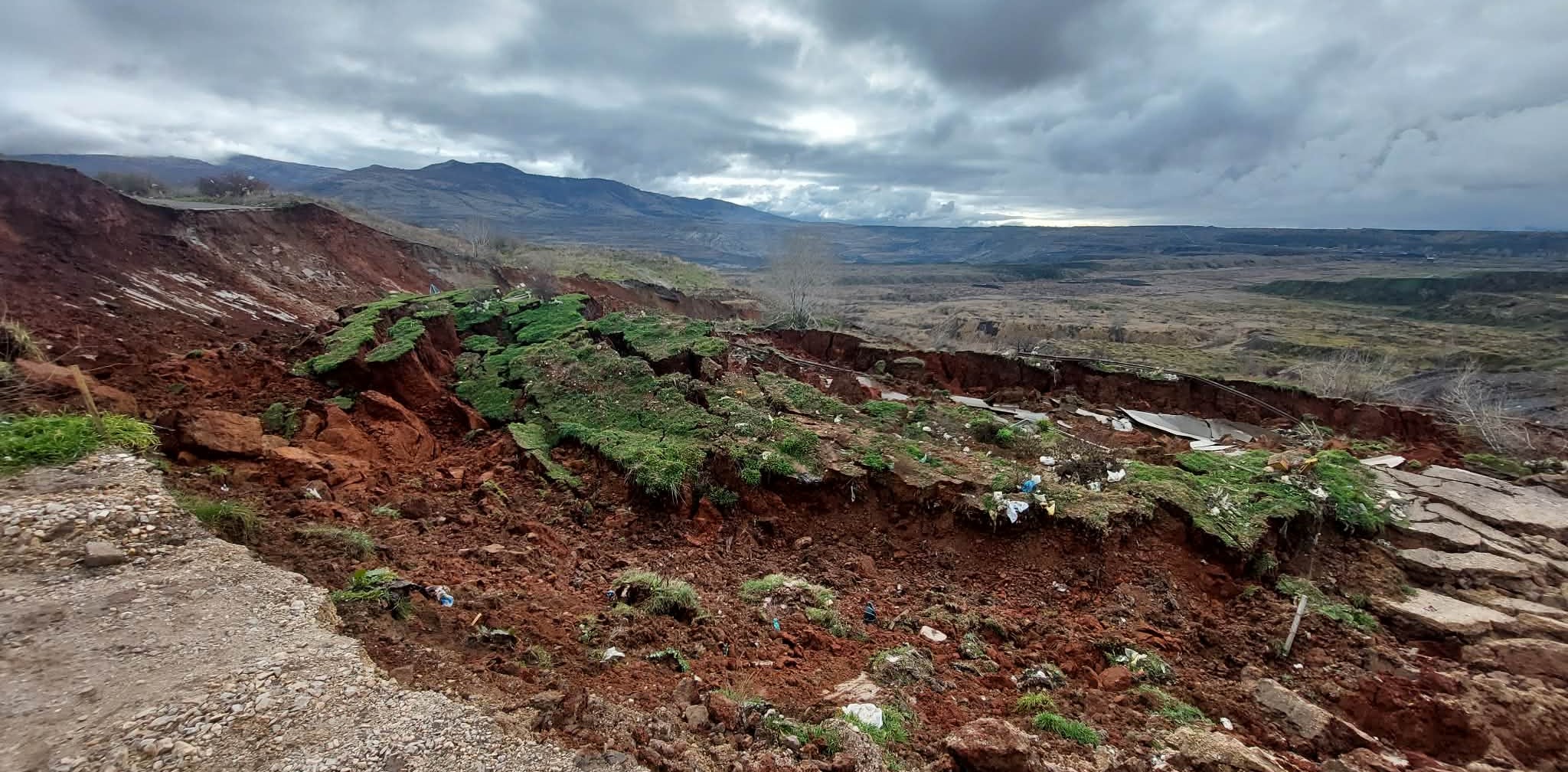 ДУПКАТА ДЛАБОКА НАД 10 МЕТРИ НА ПАТОТ НОВАЦИ-МАКОВО ПРОГОЛТА АСФАЛТ, СООБРАЌАЈНИ ЗНАЦИ, БАНКИНИ И КУПИШТА ЗЕМЈА