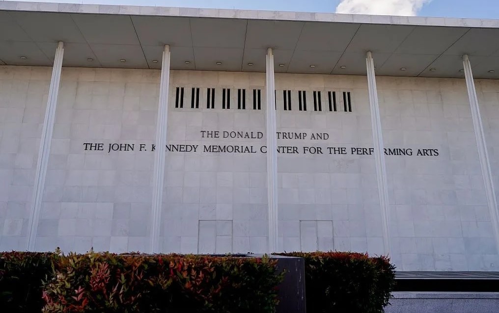 ЦЕНТАРОТ „КЕНЕДИ“ БАРА МИЛИОН ДОЛАРИ ОД МУЗИЧАРОТ КОЈ ГО ОТКАЖА ТРАДИЦИОНАЛНИОТ БОЖИКЕН ЏЕЗ КОНЦЕРТ ОТИ ТРАМП ГО ДОДАДЕ СВОЕТО ИМЕ НА ОБЈЕКТОТ