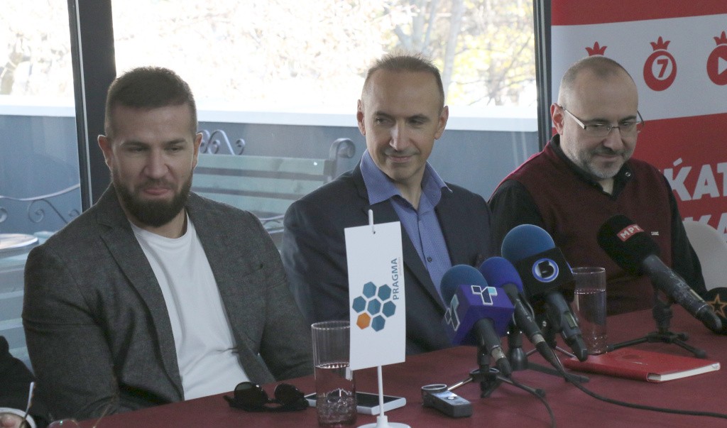 ДО УСПЕХ СЕ СТИГНУВА СО РАБОТА, ПОСВЕТЕНОСТ И ВЕРБА, ВЕЛИ СИМОН ТРПЧЕСКИ ЗА СЛАВЕНИЧКИОТ КОНЦЕРТ ЗА 25 ГОДИНИ КАРИЕРА ВО СКОПЈЕ