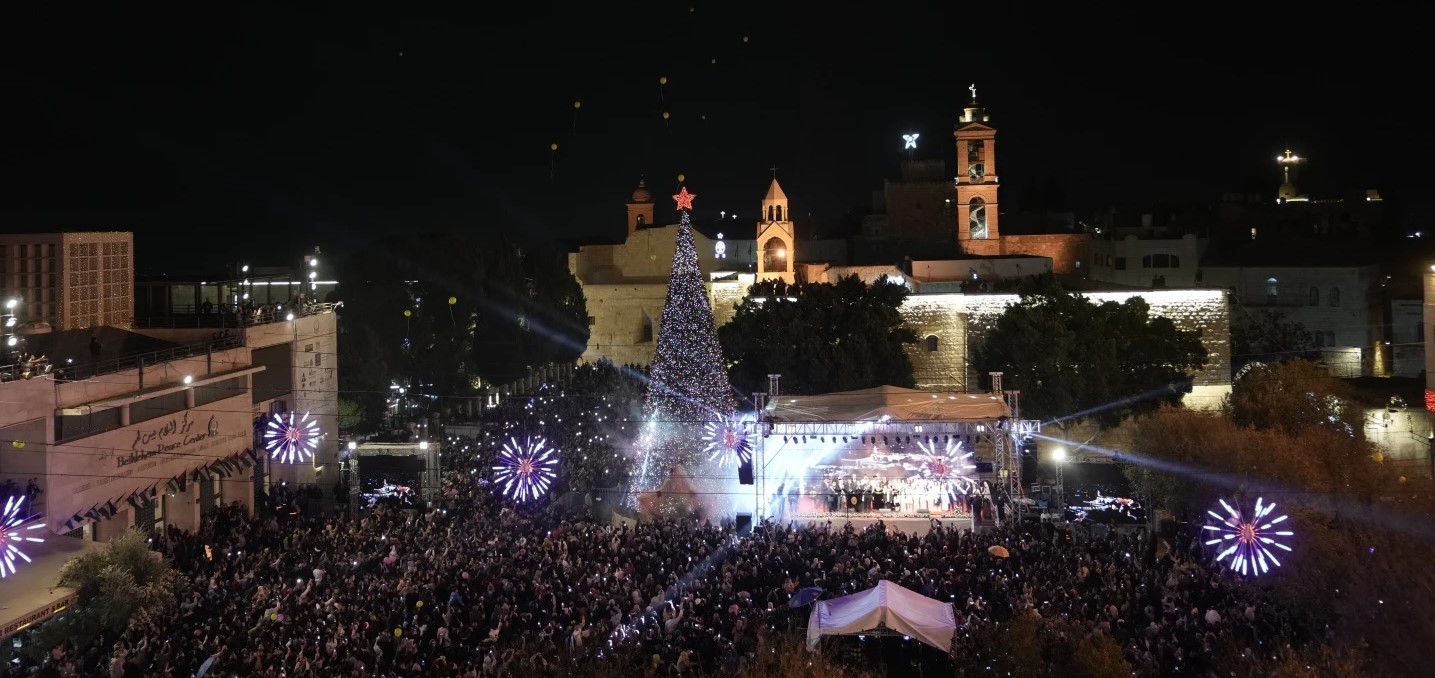 БОЖИЌНАТА ЕЛКА СЕ ВРАТИ ВО ВИТЛЕЕМ ПО ДВЕ ГОДИНИ ВОЈНА ВО ГАЗА