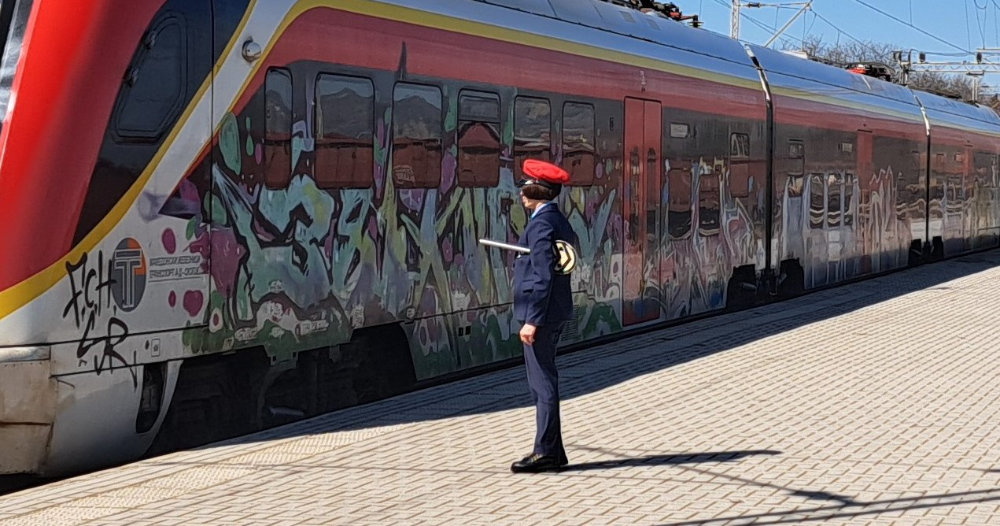 СТАРТУВАШЕ НОВИОТ ВОЗЕН РЕД НА МАКЕДОНСКИ ЖЕЛЕЗНИЦИ, НА ХАРТИЈА СООБРАЌААТ ДЕСЕТ ПАРА ПАТНИЧКИ ВОЗОВИ, А ВО ПРАКСА СЕДУМ ДО ЈУНИ ДОГОДИНА СТАРТУВАШЕ НОВИОТ ВОЗЕН РЕД НА МАКЕДОНСКИ ЖЕЛЕЗНИЦИ, НА ХАРТИЈА СООБРАЌААТ ДЕСЕТ ПАРА ПАТНИЧКИ ВОЗОВИ, А ВО ПРАКСА СЕДУМ ДО ЈУНИ ДОГОДИНА