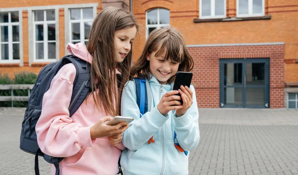 ФРАНЦИЈА НАЈАВИ ЗАКОН ЗА ЗАБРАНА НА СОЦИЈАЛНИ МРЕЖИ ЗА ДЕЦА ПОД 15 ГОДИНИ, ГО ПОДДРЖУВА И МАКРОН