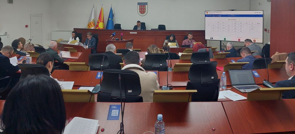 ЕКСДИРЕКТОРИ И ПАРТИСКИ АКТИВИСТИ ВЛЕГОА ВО РАКОВОДНИТЕ ТЕЛА НА ЈАВНИТЕ ПРЕТПРИЈАТИЈА ВО БИТОЛА, ОПОЗИЦИЈАТА КРИТИКУВА ДЕКА МАВТАЊЕТО ЗНАМИЊА Е ПОВАЖНО ОД СТРУЧНОСТА