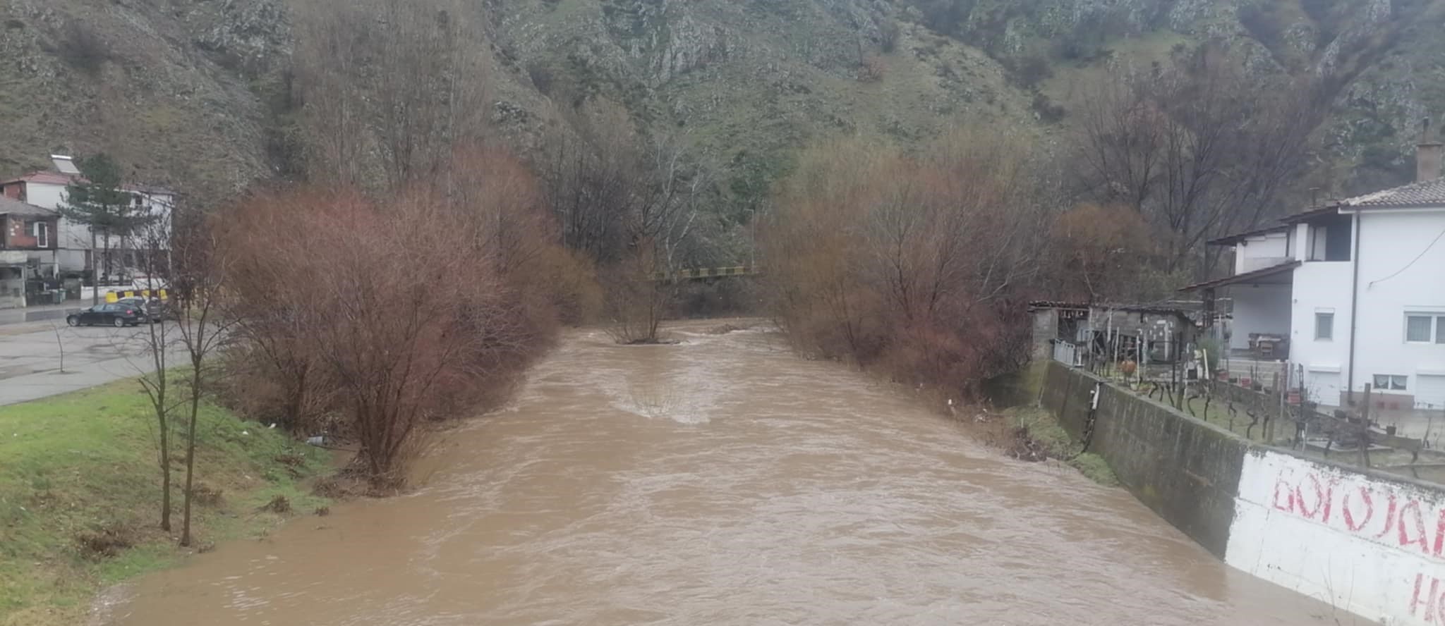 ДВОЈНО ЗГОЛЕМЕНО НИВОТО НА БРЕГАЛНИЦА КАЈ ШТИП, ОПШТИНИТЕ ВДОЛЖ РЕКАТА МОБИЛИЗИРАНИ ЗА ЗАШТИТА ОД ПОПЛАВИ