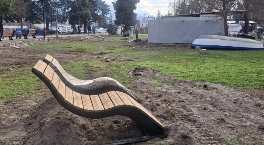 ХОЛАНДСКИОТ ПАРК ВО ОХРИД СЕ УРЕДУВА СО НОВИ КЛУПИ И ДЕТСКО ИГРАЛИШТЕ ХОЛАНДСКИОТ ПАРК ВО ОХРИД СЕ УРЕДУВА СО НОВИ КЛУПИ И ДЕТСКО ИГРАЛИШТЕ