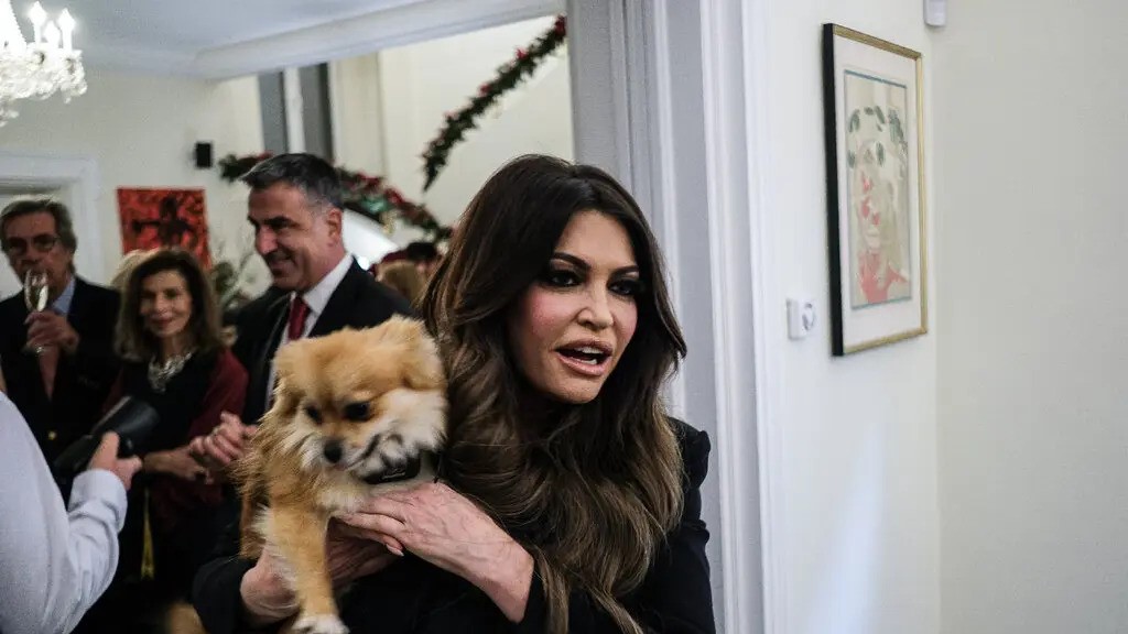 АТИНА ПАДНА ПРЕД КИМБЕРЛИ ГИЛФОЈ, ГЛАМУРОЗНАТА НОВА АМБАСАДОРКА НА САД ВО ГРЦИЈА, БИВША СВРШЕНИЦА НА СИН МУ НА ТРАМП АТИНА ПАДНА ПРЕД КИМБЕРЛИ ГИЛФОЈ, ГЛАМУРОЗНАТА НОВА АМБАСАДОРКА НА САД ВО ГРЦИЈА, БИВША СВРШЕНИЦА НА СИН МУ НА ТРАМП