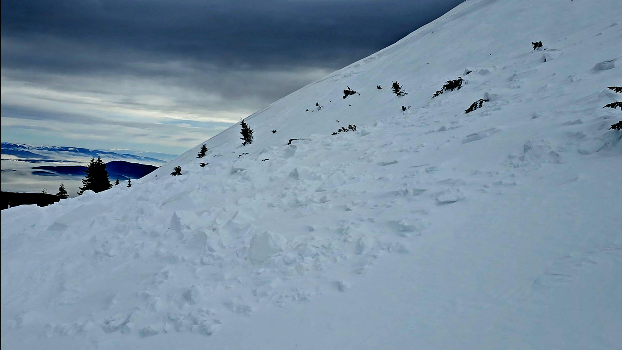 НА ШАР ПЛАНИНА СЕ СЛУЧИЛА ЛАВИНА, НЕМА ПОВРЕДЕНИ И ЗАТРУПАНИ ЛИЦА НА ШАР ПЛАНИНА СЕ СЛУЧИЛА ЛАВИНА, НЕМА ПОВРЕДЕНИ И ЗАТРУПАНИ ЛИЦА