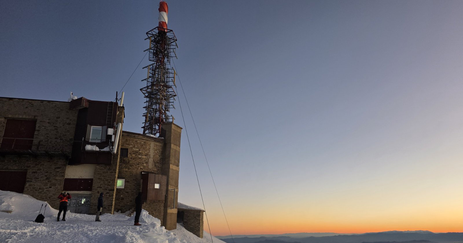 НА МИНУС 26 СТЕПЕНИ ЦЕЛЗИУСОВИ И ВЕТЕР ОД 50 КИЛОМЕТРИ НА ЧАС СЕ ИСКАЧИЈА НА ПЕЛИСТЕР ЗА ДА ГО ДОЧЕКААТ ПРВОТО ИЗГРЕЈСОНЦЕ ВО 2026 ГОДИНА, А ИМАШЕ И ЗАПРОСУВАЊЕ