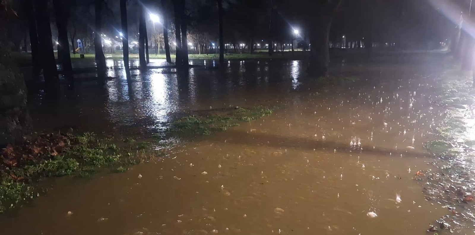 ПОПЛАВЕНИ УЛИЦИ ВО БИТОЛА И ВО СЕЛОТО КРАВАРИ