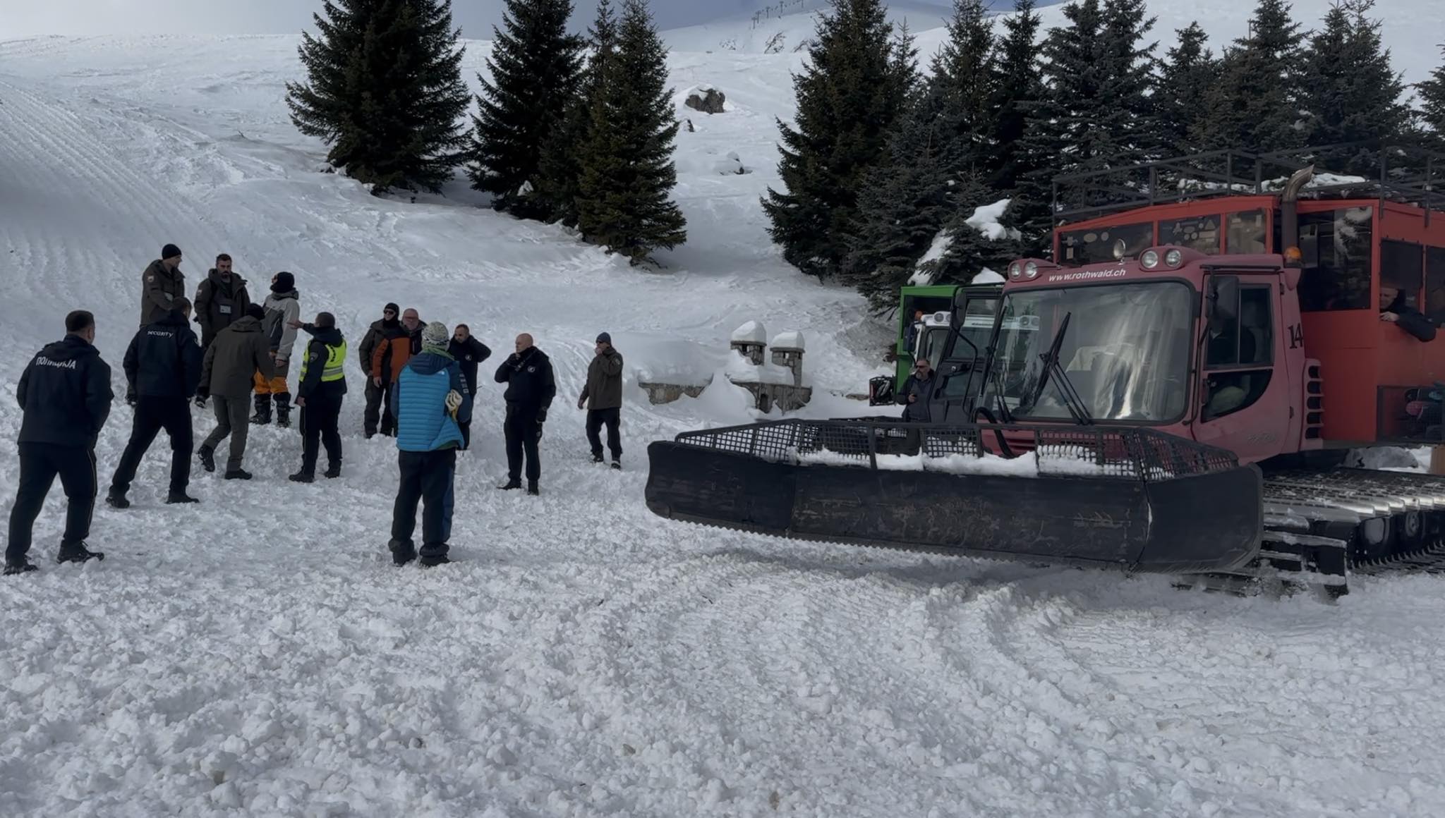 СО РАТРАК УДРЕН РЕНЏЕР ОД НАЦИОНАЛНИОТ ПАРК „ШАР ПЛАНИНА“ ПРИ РАСПРАВИЈА СО ОПЕРАТОР КОЈ НОСЕЛ СКИЈАЧИ