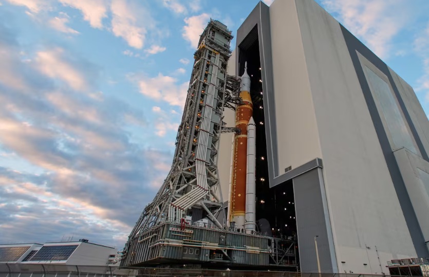 НАСА СЕ ПОДГОТВУВА ЗА ПРВОТО ЛАНСИРАЊЕ НА ЧОВЕЧКИ ЕКИПАЖ КОН МЕСЕЧИНАТА ПО 54 ГОДИНИ ПАУЗА, РАКЕТАТА ПРИСТИГНА НА ЛАНСИРНАТА РАМПА