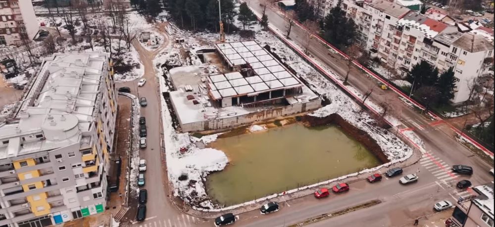 ГРАДЕЖНА ПАРЦЕЛА ВО БИТОЛА СЕ НАПОЛНИ СО ВОДА, ОПШТИНАТА СЕГА ВЕЛИ ДЕКА ИМА РИЗИК ОД ОДРОН, А ПРЕД ЕДЕН МЕСЕЦ КАЖА ДЕКА НЕМА ОПАСНОСТ ЗА ОКОЛНИТЕ ОБЈЕКТИ