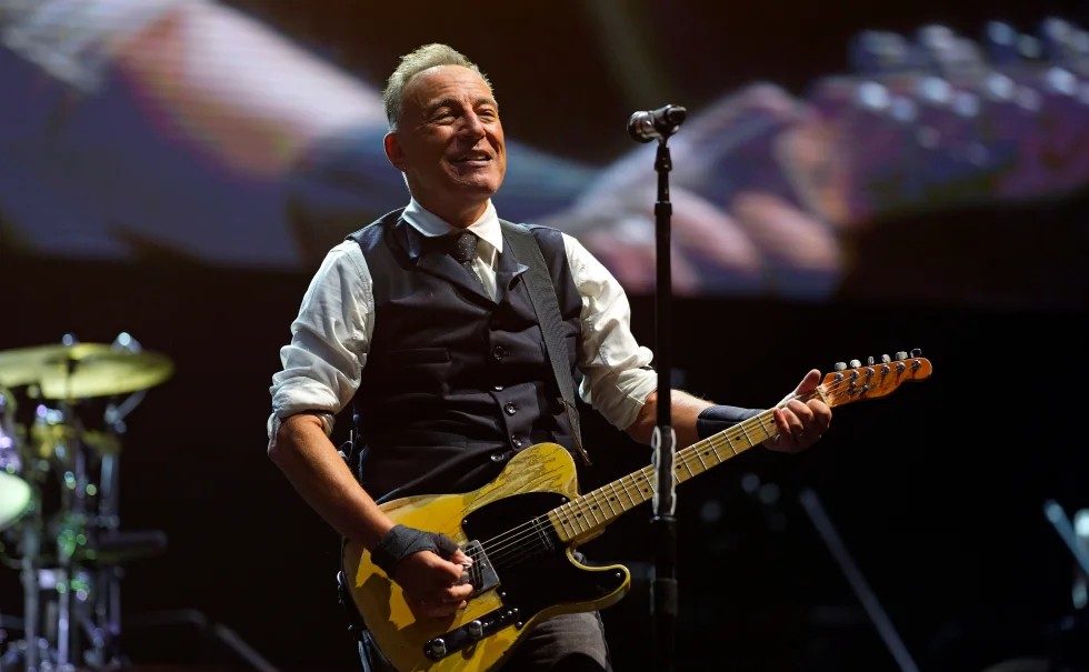 БРУС СПРИНГСТИН ГО ОСУДИ „КРАЛОТ ТРАМП“ ВО НОВАТА ПЕСНА И ЈА ПОСВЕТИ НА ДВЕТЕ ЖРТВИ НА ИЦЕ ВО МИНЕАПОЛИС