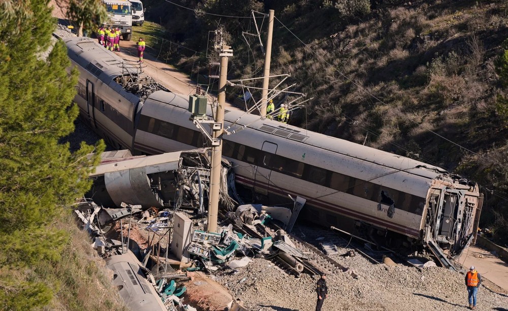 ШЕСТГОДИШНО ДЕВОЈЧЕ ЕДИНСТВЕНО ОД НЕЈЗИНОТО СЕМЕЈСТВО ЈА ПРЕЖИВЕА ЖЕЛЕЗНИЧКАТА НЕСРЕЌА ВО ШПАНИЈА, ЈА НАШЛЕ КАКО ОДИ ПО ПРУГАТА