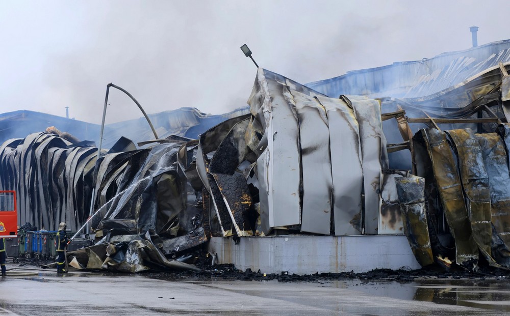 ЧЕТИРИ РАБОТНИЧКИ ЗАГИНАА ВО ЕКСПЛОЗИЈА И ПОЖАР ВО ФАБРИКА ЗА БИСКВИТИ ВО ГРЧКИОТ ГРАД ТРИКАЛА