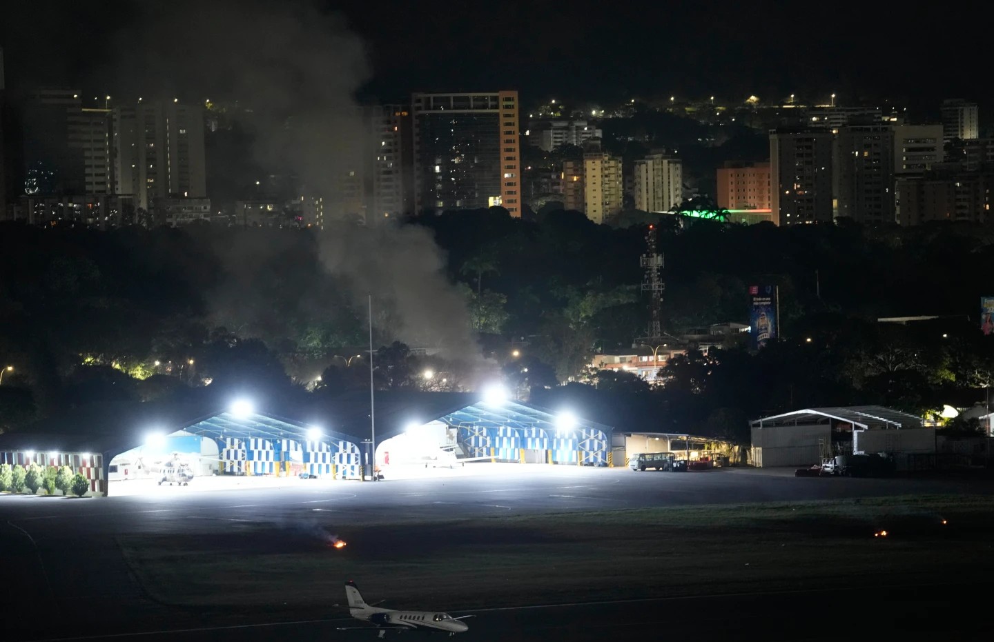 ЕКСПЛОЗИИ И ПРЕЛЕТИ НА АВИОНИ СЕ СЛУШНАЛЕ ВО КАРАКАС ЕКСПЛОЗИИ И ПРЕЛЕТИ НА АВИОНИ СЕ СЛУШНАЛЕ ВО КАРАКАС