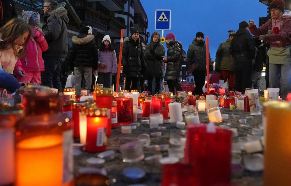 ИДЕНТИФИКУВАНИ ПРВИТЕ ЖРТВИ НА ПОЖАРОТ ВО КРАН-МОНТАНА, МЕЃУ ПОВРЕДЕНИТЕ ИМА ШВАЈЦАРЦИ, ИТАЛИЈАНЦИ И СРБИ ИДЕНТИФИКУВАНИ ПРВИТЕ ЖРТВИ НА ПОЖАРОТ ВО КРАН-МОНТАНА, МЕЃУ ПОВРЕДЕНИТЕ ИМА ШВАЈЦАРЦИ, ИТАЛИЈАНЦИ И СРБИ