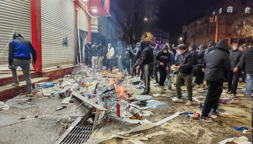 ИРАН ГИ БЛОКИРАШЕ ИНТЕРНЕТОТ И ТЕЛЕФОНСКИТЕ ВРСКИ ПОРАДИ СÈ ПОГОЛЕМИТЕ АНТИВЛАДИНИ ПРОТЕСТИ