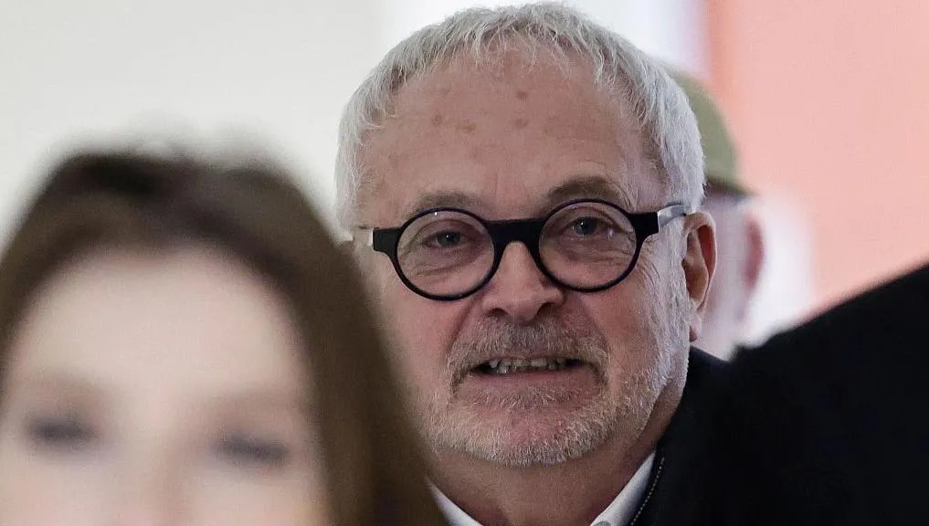 ПОРАНЕШЕН ФРАНЦУСКИ СЕНАТОР ПРОГЛАСЕН ЗА ВИНОВЕН ЗА ДРОГИРАЊЕ ПРАТЕНИЧКА СО ЦЕЛ ДА ЈА СИЛУВА ПОРАНЕШЕН ФРАНЦУСКИ СЕНАТОР ПРОГЛАСЕН ЗА ВИНОВЕН ЗА ДРОГИРАЊЕ ПРАТЕНИЧКА СО ЦЕЛ ДА ЈА СИЛУВА