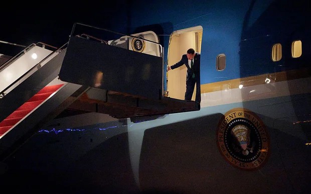 ТРАМП ТРГНА ЗА ДАВОС, ПА СЕ ВРАТИ НАЗАД ПОРАДИ ЕЛЕКТРИЧЕН ПРОБЛЕМ НА АВИОНОТ