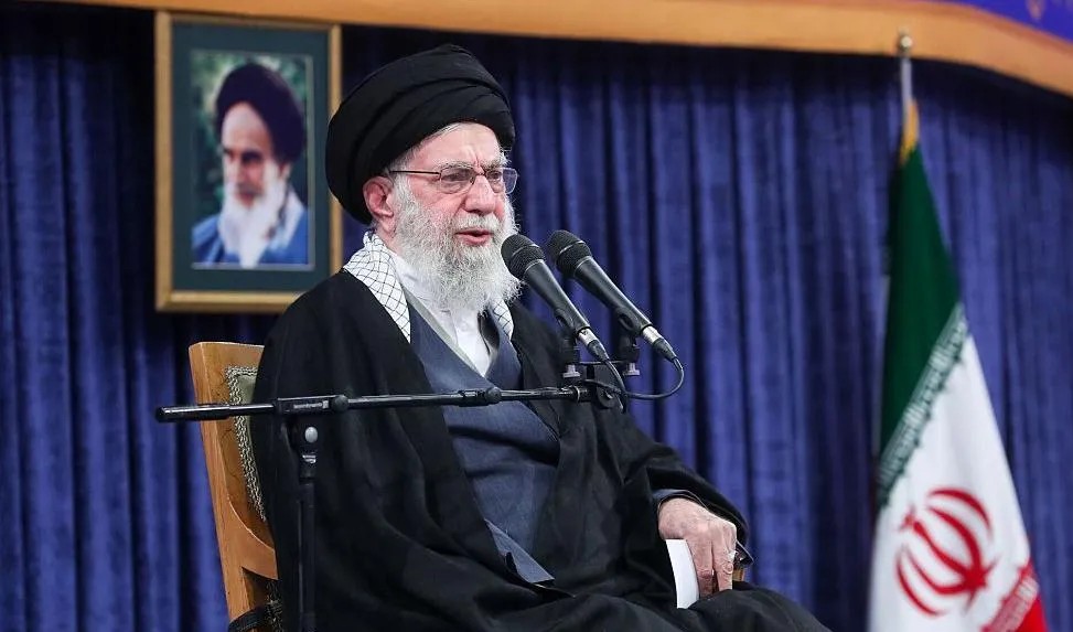 ИРАНСКИОТ АЈАТОЛАХ ГО ОБВИНИ „КРИМИНАЛЕЦОТ“ ТРАМП ЗА ПРОТЕСТИТЕ НА КОИ ЗАГИНАА ИЛЈАДНИЦИ ЛУЃЕ