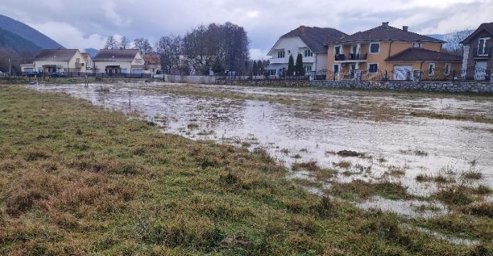ЕВАКУИРАНИ 60 ЛИЦА ОД ПОПЛАВЕНИ СТАНБЕНИ ОБЈЕКТИ ВО КИЧЕВО, УХМР АПЕЛИРА ЗА ПРЕТПАЗЛИВО ВОЗЕЊЕ ПОКРАЈ РЕКИТЕ ЕВАКУИРАНИ 60 ЛИЦА ОД ПОПЛАВЕНИ СТАНБЕНИ ОБЈЕКТИ ВО КИЧЕВО, УХМР АПЕЛИРА ЗА ПРЕТПАЗЛИВО ВОЗЕЊЕ ПОКРАЈ РЕКИТЕ