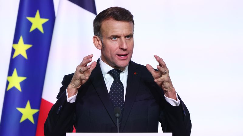 МАКРОН ГИ ОБВИНИ САД ДЕКА ГИ НАПУШТААТ СОЈУЗНИЦИТЕ И МЕЃУНАРОДНОТО ПРАВО