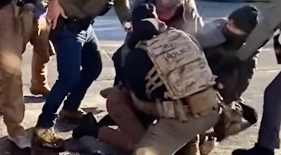 АГЕНТИТЕ ВО МИНЕАПОЛИС  МУ ГО ОДЗЕЛЕ ПИШТОЛОТ НА ПРЕТИ ПРЕД СМРТНО ДА ГО ЗАСТРЕЛААТ, ПОКАЖАА АНАЛИЗИТЕ НА ВИДЕОСНИМКИТЕ