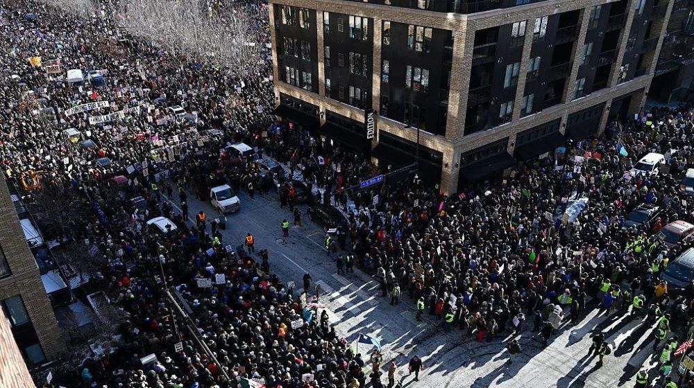 ИЛЈАДНИЦИ ЛУЃЕ ПРОТЕСТИРАА ВО МИНЕСОТА ЗА ПОВЛЕКУВАЊЕ НА АГЕНТИТЕ НА ИМИГРАЦИСКАТА СЛУЖБА – ИЦЕ