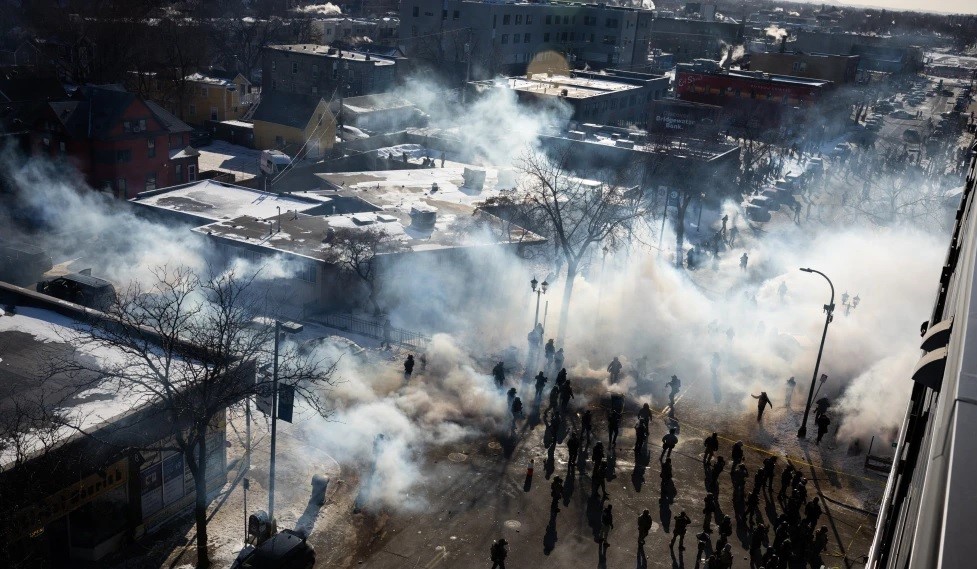 ДЕМОНСТРАНТИТЕ БАРААТ АГЕНТИТЕ ЗА ИМИГРАЦИЈА ДА СИ ОДАТ ОД МИНЕАПОЛИС ОТКАКО УБИЈА АМЕРИКАНСКИ ДРЖАВЈАНИН