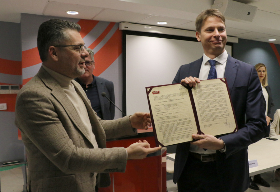 ТРЕТИОТ МОБИЛЕН ОПЕРАТОР „ОНЕ” ПОЧНУВА СО РАБОТА НА ПОЧЕТОКОТ НА 2027, ЌЕ ИМА СОПСТВЕНА 5Г МРЕЖА ТРЕТИОТ МОБИЛЕН ОПЕРАТОР „ОНЕ” ПОЧНУВА СО РАБОТА НА ПОЧЕТОКОТ НА 2027, ЌЕ ИМА СОПСТВЕНА 5Г МРЕЖА