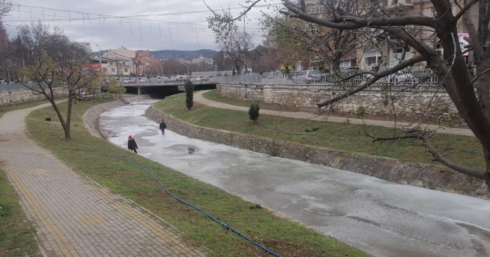 ЗАМРЗНА РЕКАТА ОТИЊА ВО ЦЕНТАРОТ НА ШТИП И ПО ЦЕЛОТО ТЕЧЕНИЕ ПРЕД БРАНАТА КОЈА Е ВО ИЗГРАДБА И ТРЕБА ДА СЕ НАПОЛНИ ДО КРАЈОТ НА 2027 ГОДИНА ЗАМРЗНА РЕКАТА ОТИЊА ВО ЦЕНТАРОТ НА ШТИП И ПО ЦЕЛОТО ТЕЧЕНИЕ ПРЕД БРАНАТА КОЈА Е ВО ИЗГРАДБА И ТРЕБА ДА СЕ НАПОЛНИ ДО КРАЈОТ НА 2027 ГОДИНА
