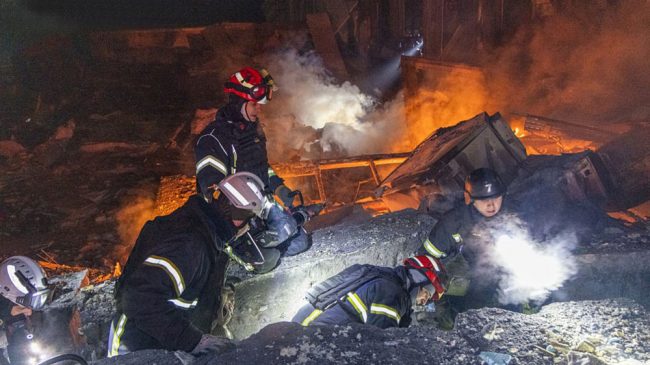 СТУДОТ НЕМА ДА Ѝ ПОМОГНЕ НА РУСИЈА ДА ПОБЕДИ ВО ВОЈНАТА, КАЖА ЗЕЛЕНСКИ ПО ПОСЛЕДНИОТ РУСКИ НАПАД СО НАД 300 ДРОНОВИ И ПРОЕКТИЛИ