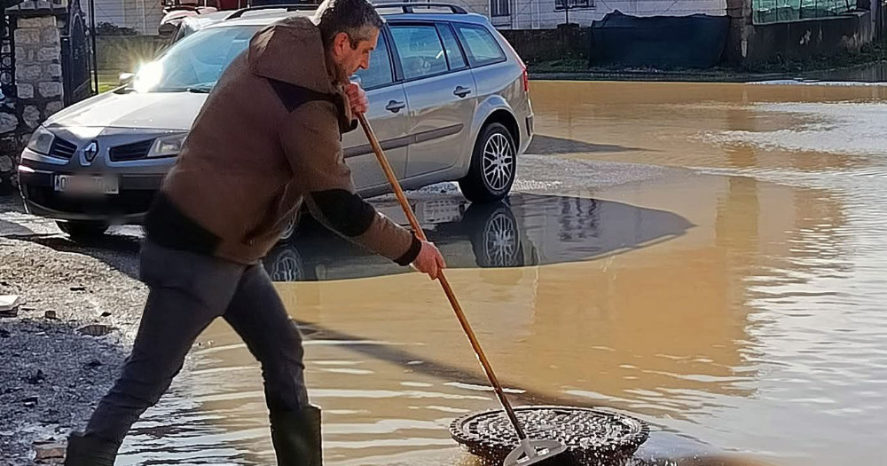 ПОПЛАВЕНИ КУЌИ, ПОДРУМИ И ДВОРОВИ, НЕПРООДНИ УЛИЦИ И ЗАГЛАВЕНИ КОЛИ ВО ОХРИД
