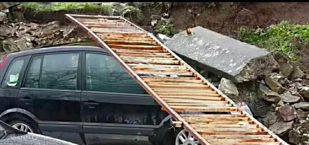 ВРЗ ВОЗИЛА ПАДНА ПОТПОРЕН ЅИД СО ЖЕЛЕЗНА ОГРАДА КАЈ ШТИПСКАТА БОЛНИЦА, ПАЦИЕНТИ СЕ СПАСИЛЕ ЗА НЕКОЛКУ СЕКУНДИ ВРЗ ВОЗИЛА ПАДНА ПОТПОРЕН ЅИД СО ЖЕЛЕЗНА ОГРАДА КАЈ ШТИПСКАТА БОЛНИЦА, ПАЦИЕНТИ СЕ СПАСИЛЕ ЗА НЕКОЛКУ СЕКУНДИ