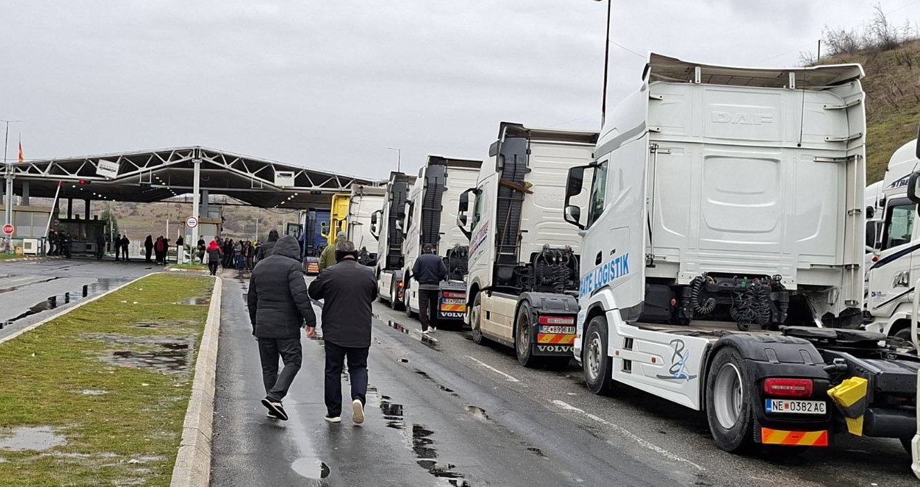 АКО ЕУ НЕ ЈА СМЕНИ ОДЛУКАТА, ПРОДАВНИЦИТЕ ЌЕ БИДАТ ПРАЗНИ ОТИ ЌЕ НЕМА КОЈ ДА ГИ ВОЗИ КАМИОНИТЕ, РЕКОА ПРЕВОЗНИЦИТЕ НА ПРОТЕСТОТ