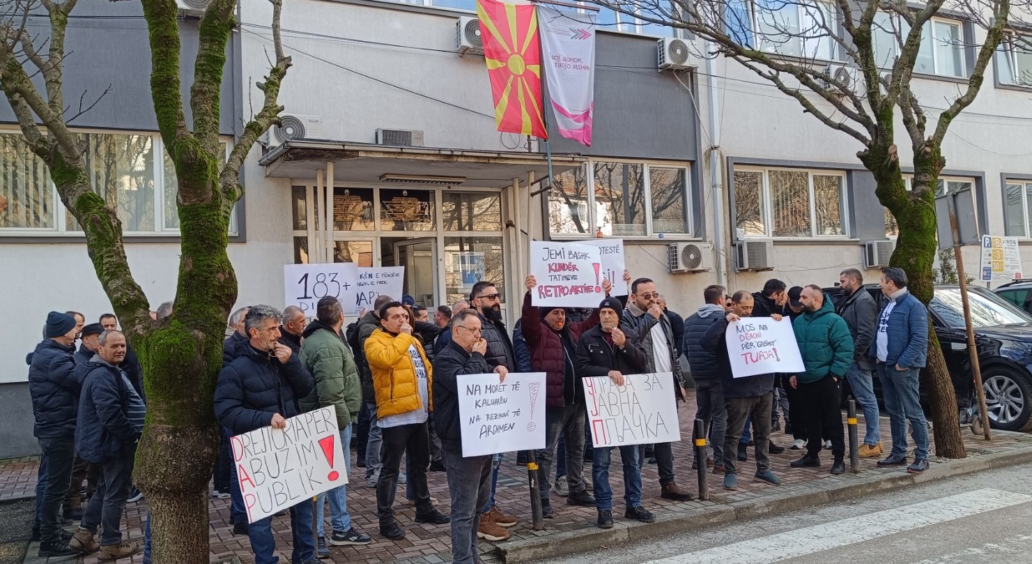 ТЕТОВЦИ И КУМАНОВЦИ ЗАЕДНО ПРОТЕСТИРАА ПРЕД УЈП ВО ТЕТОВО ПОРАДИ ДВОЈНОТО ОДАНОЧУВАЊЕ НА ПЛАТИТЕ ОД СТРАНСТВО ОД 2020