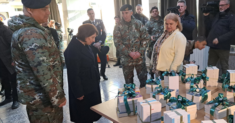 НАМЕСТО ДОСЕГАШНАТА ПРАКСА НА ДОНАЦИИ НА ТЕХНИКА, ПРЕТСЕДАТЕЛКАТА СИЉАНОВСКА-ДАВКОВА КАКО ВРХОВЕН КОМАНДАНТ НА АРМ ВО ВЕЛЕШКАТА КАСАРНА ПОДАРИ СТОТИНА КНИГИ БЕЛЕТРИСТИКА